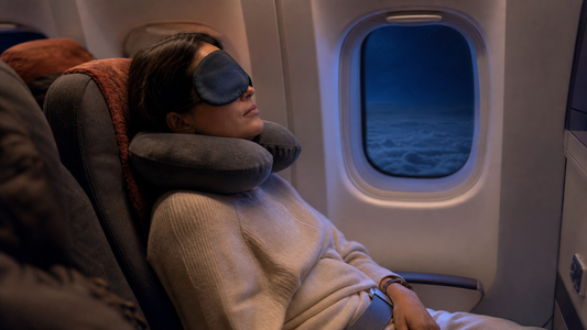 Passagère dormant dans un avion pendant un vol de nuit
